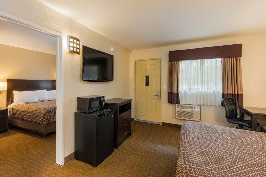 Lemon Heights Inn Тастин Экстерьер фото
